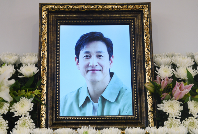 마약 투약 혐의로 경찰 수사를 받다가 숨진 배우 이선균(48)에 대한 수사 정보를 유출한 경찰관이 파면 처분에 불복해 소송을 제기했으나 패소했다. 사진은 지난 2023년 서울 종로구 서울대학교병원 장례식장에 마련 故 이선균의 빈소. /사진=스타뉴스