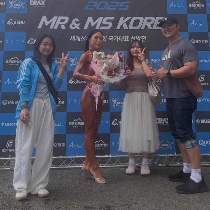박근혜  경기 광주시청 언론홍보팀장이 'Mr.&Ms.코리아' 보디 피트니스 경기지역 대회에서 2위를 차지한 뒤 축하를 받고 있다. /사진=박근혜 선수 SNS 사진 캡쳐