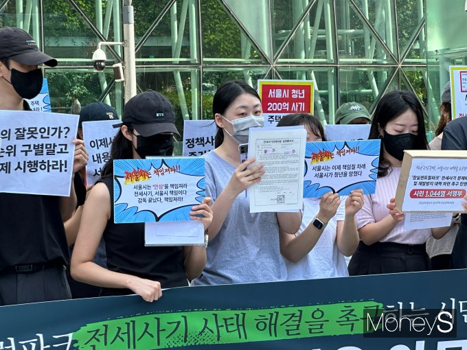 기자회견에서 발언하는 잠실센트럴파크 청년주택 거주자 A씨. /사진=장동규 기자