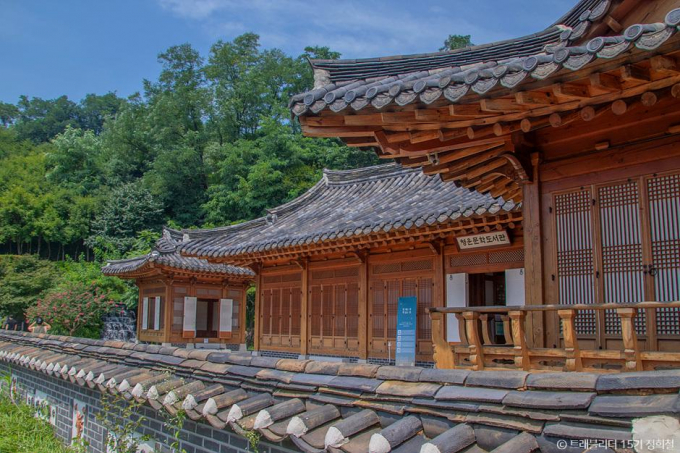 종로구 최초의 한옥 공공도서관인 청운문학도서관에는 숭례문 복원에 쓰인 것과 같은 수제 기와가 사용됐다. /사진=한국관광공사