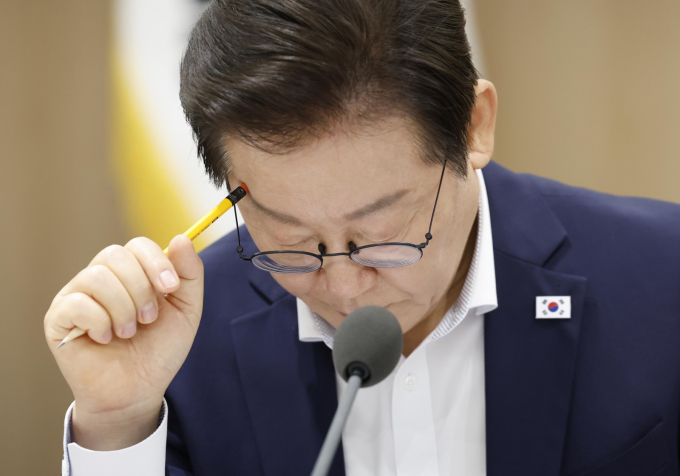 이재명 대통령이 오는 24일부터 27일까지 중국에 특사단을 파견해 한중관계발전 방안과 양국의 우호증진을 위한 메시지를 전달한다. 사진은 이재명 대통령이 22일 서울 용산 대통령실 청사에서 열린 제1회 국가과학기술자문회의 전원회의에서 자료를 살피고 있는 모습. /사진=뉴시스