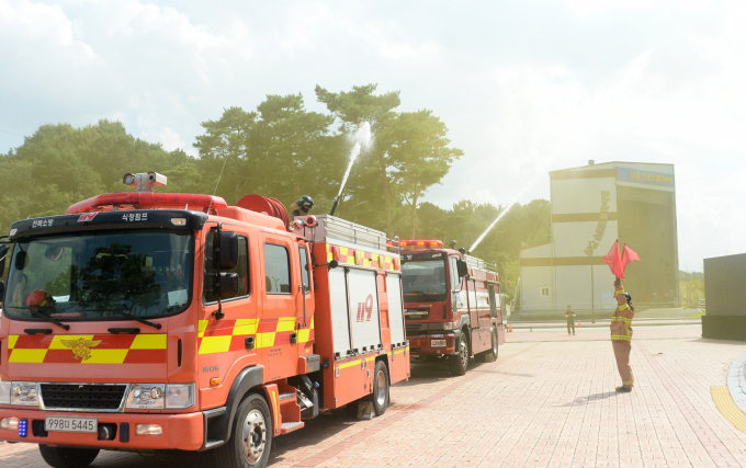 서울 마포구 도화동 한 아파트에서 22일 화재가 발생했다. 사진은 지난 20일 전북 남원시 남원종합스포츠타운에서 소방관들이 실전과 같은 모습으로 훈련에 임한 모습. 해당 기사와 직접적인 연관 없음. /사진=뉴시스