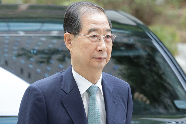 내란특검팀(특별검사 조은석)이 22일 한덕수 전 국무총리의 조사를 마치고 범죄 중대성과 진술 내용등을 검토해 구속영장 청구 여부를 결정할 계획이라고 전했다. 사진은 한덕수 전 국무총리가 22일 12·3 비상계엄 사태에 가담·방조한 혐의로 피의자 조사를 받기 위해 서울 서초구 서울고등검찰청에 마련된 내란특별검사팀 사무실에 출석하고 있는 모습. /사진=뉴스1