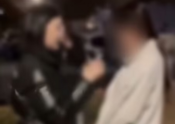 또래 학생의 뺨을 수차례 때리고 흉기로 위협한 여중생과 이를 부추긴 고등학생이 각각 가정법원과 검찰에 넘겨졌다. 사진은 인천 한 중학생이 또래 여학생을 괴롭히는 모습. /사진=SNS 캡처