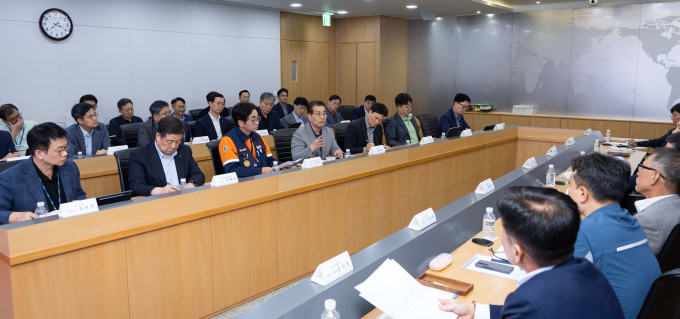장인화 포스코그룹 회장이 22일 포스코센터에서 열린 '그룹 안전 특별점검회의'에서 참석자들과 안전 혁신 방안에 대해 논의하고 있다. /사진=포스코그룹
