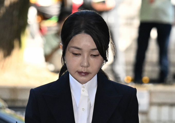 김건희 여사가 건강상 이유로 오는 23일 특검의 출석 요구에 불응했다. 이에 김건희 특검은 오는 25일 소환을 재통보했다. 사진은 지난 12일 서울 서초구 서울중앙지법에서 열런 구속 전 피의자 심문에 출석한 김건희 여사의 모습. /사진=뉴스1(공동취재단)