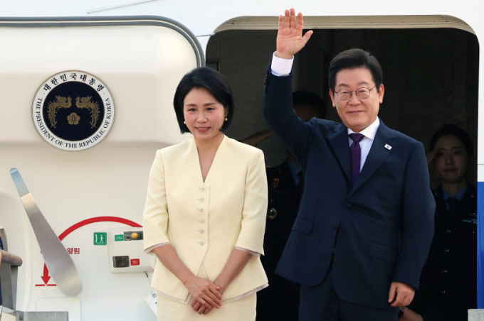 이재명 대통령과 부인 김혜경 여사가 일본·미국 정상과 순차 정상회담 참석을 위해 23일 오전 경기도 성남 서울공항을 통해 출국하며 인사를 하고 있다. /사진=뉴스1
