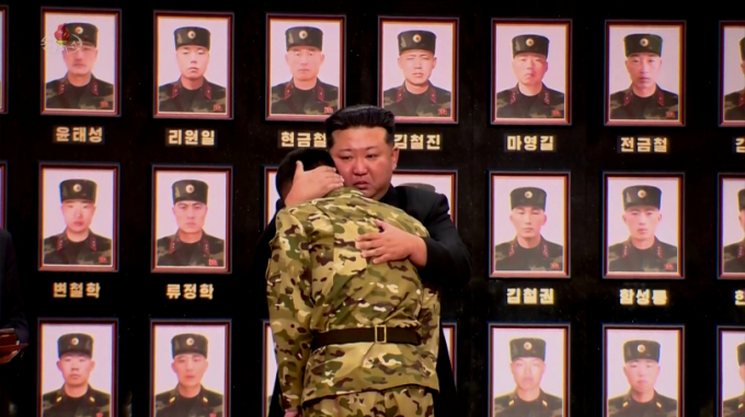 김정은 북한 국무위원장이 러시아에 파병된 군인들에 대한 국가표창 수여식에 참석 영상을 지난 22일 공개했다. 수여식에는 공훈을 세운 지휘관, 전투원들과 전사자 유가족들이 참석했다. /사진=조선중앙TV 캡쳐(뉴시스) 