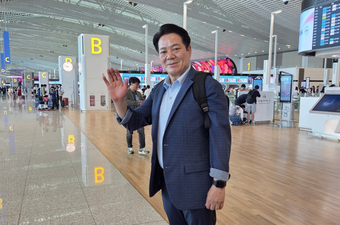 최대호 안양시장이 이달 23일부터 31일까지 7박9일 동안 목민관클럽 소속 10개 지자체와 함께 체코 프라하와 오스트리아 빈에서 진행되는 도시정책연수에 참가하기 위해 출국 인사를 하고 있다. /사진제공=안양시