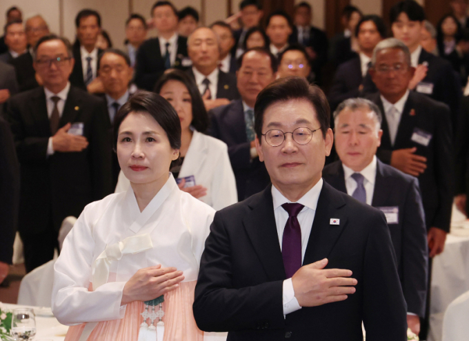  한일 정상회담을 위해 일본을 방문중인 이재명 대통령과 김혜경 여사가 23일(현지시각) 일본 도쿄의 한 호텔에서 열린 재일동포 오찬 간담회에서 국민의례를 하고 있다. /사진=뉴시스