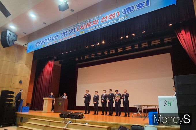삼성물산 건설부문(이하 삼성물산)이 서울 강남구 핵심 재건축 단지인 개포우성7차 재건축사업 시공권을 확보했다. 사진은 시공사로 최종 확정된 삼성물산의 임직원들이 조합원들을 향해 감사 인사를 하는 모습. /사진=이화랑 기자