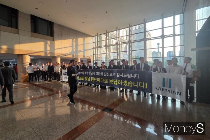 삼성물산과 대우건설이 개포우성7차에서 재건축 사업 수주 경쟁을 펼친 결과 삼성물산이 승리했다. 사진은 23일 수주전에서 승리한 삼성물산 임직원들이 퇴장하는 조합원들에게 감사 인사하는 모습. /사진=이화랑 기자