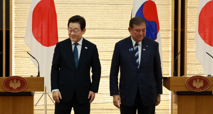 이재명 대통령과 이시바 시게루 일본 총리가 23일(현지시각) 일본 도쿄 총리 관저에서 한일 공동언론발표를 마친 뒤 이동하고 있다. /사진=뉴시스