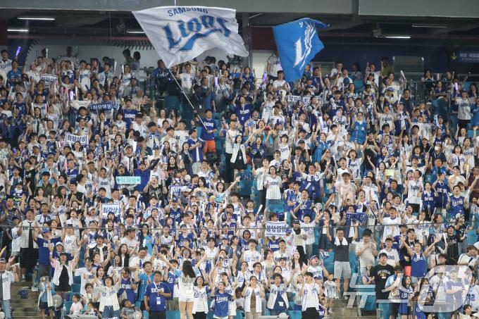 23일 오후 대구 수성구 삼성라이온즈파크에서 열린 프로야구 '2025 신한 SOL뱅크 KBO 리그' 키움 히어로즈와 삼성 라이온즈 경기, 주말을 맞아 야구장을 찾은 관중들이 무더위도 잊은 채 열띤 응원전을 펼치고 있다. 이날 삼성라이온즈파크 2만4000석이 매진됐다. 2025.8.23/뉴스1 ⓒ News1 공정식 기자
