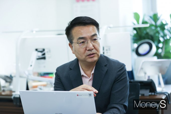 "통신사 역시 언제든 공격 대상이 될 수 있다"는 위기의식 속에서 LG유플러스는 보안을 회사 운영의 최우선 과제로 삼았다. 사진은 지난 20일 인터뷰를 진행하고 있는 홍관희 LG유플러스 정보보안센터장의 모습. /사진=LG유플러스
