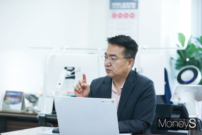  홍 센터장은 통신사가 해킹의 주요 표적이 될 수 있으며 그 위험도 역시 크다고 강조했다. 사진은 홍 센터장이 인터뷰를 진행하고 있는 모습. /사진=LG유플러스 제공