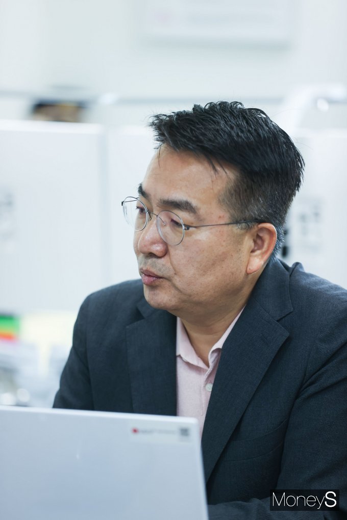 홍 센터장은 통신사 간 협력과 정부 주도의 정보 공유 체계, 즉 민관협동 정보보안 협의체 구축의 필요성을 강조했다. 사진은 20일 인터뷰를 진행하고 있는 홍관희 센터장의 모습. /사진=LG유플러스