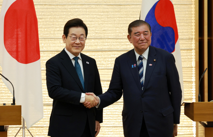 이재명 대통령과 이시바 시게루 일본 총리가 23일(현지 시간) 일본 도쿄 총리 관저에서 한일 공동언론발표를 마친 뒤 악수하고 있다. / 사진=뉴시스 고범준 기자 /사진=고범준