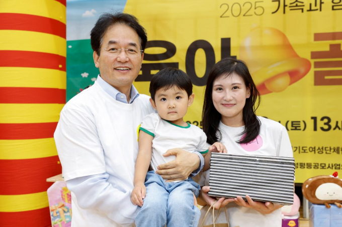  이동환 고양특레시장이 지난 23일 고양시청 체육관에서 열린 '육아 골든벨'에 참석해 육아 시상식을 하고 있다. /사진제공=고양특례시