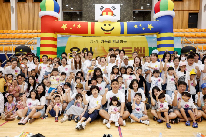 이동환 고양특레시장이 지난 23일 고양시청 체육관에서 열린 '육아 골든벨'에 참석해 단체사진을 찍고 있다. /사진제공=고양특례시
