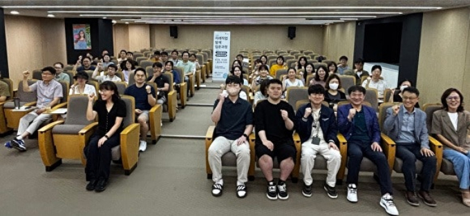 지난 23일 한국폴리텍대학 광명융합기술교육원에서 열린 3040 미래직업 탐색 입문과정 개강식에서 참석자들이 기념 촬영을 하고 있다. /사진제공=광명시