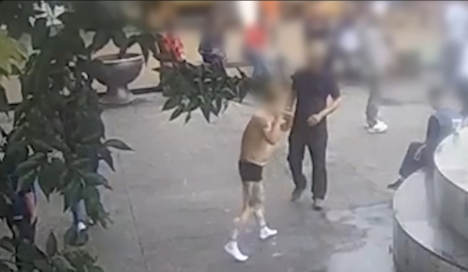 제주 한 공원에서 불법도박 중이던 한 남성이 훈수를 둔다는 이유로 폭행을 해 경찰에 붙잡혔다. 사진은 지난 6월17일 제주 매일올레시장 인근 공원에서 속옷만 입고 각목을 휘두른 남성의 모습. /사진=경찰청 유튜브 캡처