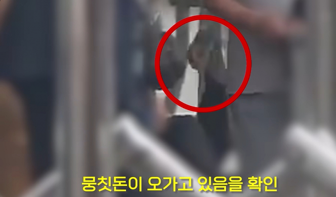 제주 한 공원에서 불법도박을 벌인 일당이 경찰에 의해 붙잡혔다. 사진은 지난 6월17일 제주 매일올레시장 인근 공원에서 벌어진 도박판 모습. /사진=경찰청 유튜브 캡처