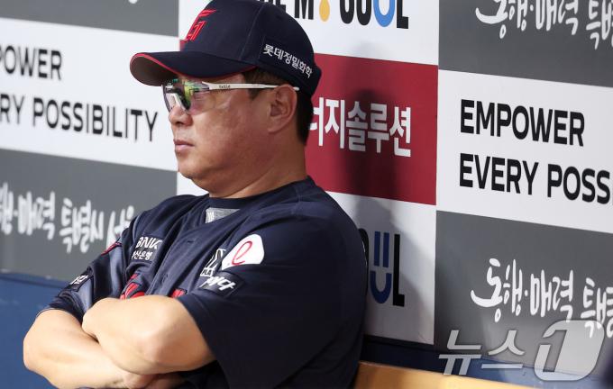 21일 서울 송파구 잠실야구장에서 열린 프로야구 '2025 신한 SOL 뱅크 KBO리그' 롯데 자이언츠와 LG 트윈스의 경기, 롯데 김태형 감독이 그라운드를 바라보고 있다. 2025.8.21/뉴스1 ⓒ News1 김성진 기자