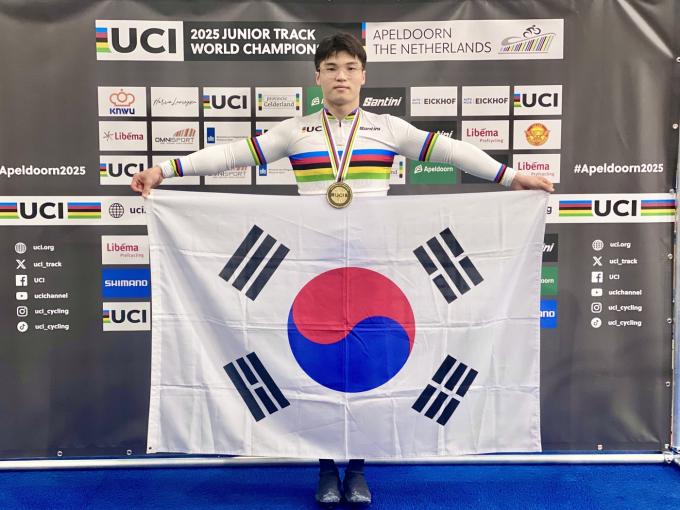 한국 사이클 기대주 최태호가 세계주니어선수권대회 개인 스프린트 우승 후 시상대에서 태극기를 펼쳐보이고 있다 .(대한사이클연맹 제공)