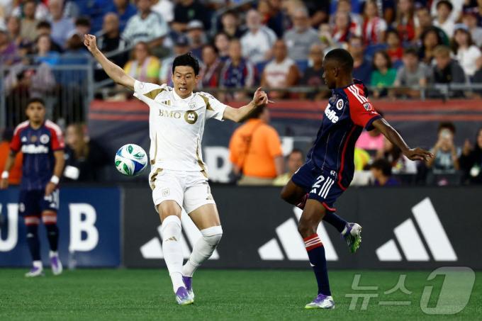 미국메이저리그사커(MLS) LA FC의 공격수 손흥민이 17일(이하 한국시간) 미국 매사추세츠 폭스버러의 질레트 스타디움에서 열린 2025 MLS 28라운드 뉴잉글랜드 원정 경기에서 마마두 포파나와 볼다툼을 벌이고 있다. 손흥민은 이날 4-3-3 포메이션의 최전방 공격수로 선발 출전했다. ⓒ AFP=뉴스1
