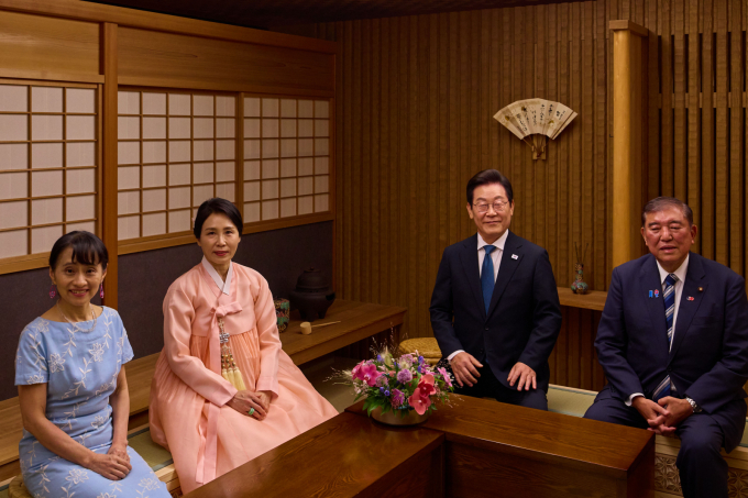 이재명 대통령과 김혜경 여사가 이시바 시게루 일본 총리, 부인 이시바 요시코 여사와 23일(현지 시간) 일본 도쿄 총리 관저에서 한일 정상 내외 친교행사 기념촬영을 하고 있다. / 사진=공동취재 /사진=최동준