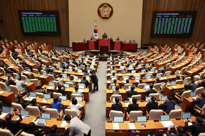 24일 오전 서울 여의도 국회에서 열린 제428회 국회(임시회) 제2차 본회의에서 노동조합 및 노동관계조정법 일부개정법률안(대안)이 더불어민주당 주도로 통과되고 있다. / 사진=뉴시스 김금보 기자 