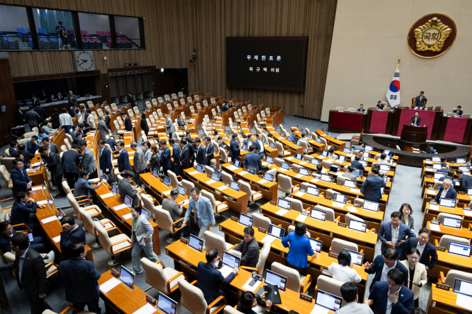 지난 24일 서울 여의도 국회에서 열린 제428회 국회(임시회) 제2차 본회의에서 상법 일부개정법률안에 대한 곽규택 국민의힘 의원의 무제한 토론이 시작되자 더불어민주당 의원들이 본회의장을 빠져 나가고 있다. / 사진=뉴스1 유승관 기자 