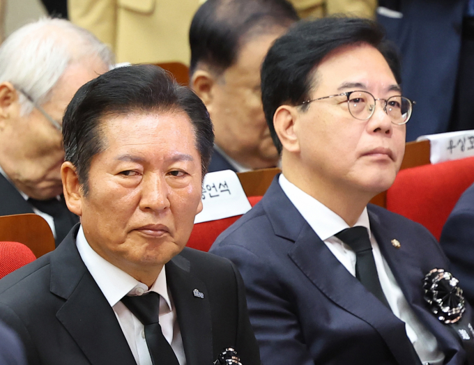 정청래 더불어민주당 대표와 송언석 국민의힘 비대위원장이 지난 18일 서울 동작구 국립서울현충원 현충관에서 열린 김대중 전 대통령 서거 16주기 추모식에서 서로 다른 곳을 보며 자리에 앉아 있다. / 사진=공동취재 /사진=김진아