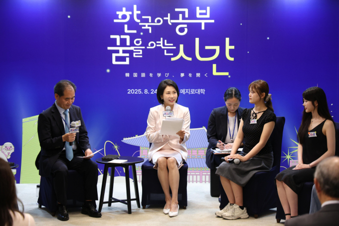 김혜경 여사가 24일(현지 시간) 일본 도쿄 메지로대학교를 방문해 한국어학과 학생들과 대화를 하고 있다. / 사진=뉴시스 고범준 기자 /사진=고범준