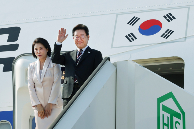 일본 방문 일정을 마친 이재명 대통령과 김혜경 여사가 24일 도쿄 하네다공항에서 도널드 트럼프 미국 대통령과의 한미 정상회담을 위해 워싱턴DC로 향하며 공군1호기에 올라 인사하고 있다. / 사진=뉴시스 고범준 기자 /사진=최동준
