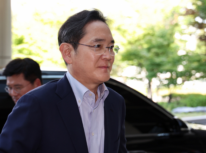 이재용 삼성전자 회장이 24일 오후 서울 강서구 김포비즈니스항공센터에서 한미 정상회담 경제사절단 동행을 위해 미국으로 출국하고 있다. / 사진=뉴스1 구윤성 기자 /사진=(서울=뉴스1) 구윤성 기자