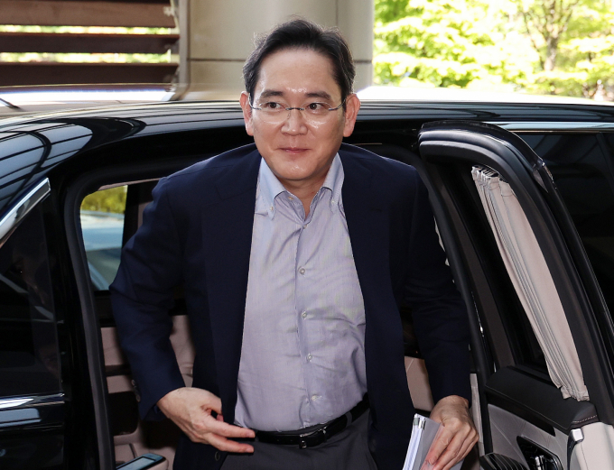 이재용 삼성전자 회장이 24일 오후 서울 강서구 김포비즈니스항공센터에서 한미 정상회담 경제사절단 동행을 위해 미국으로 출국하고 있다. / 사진=뉴스1 구윤성 기자 