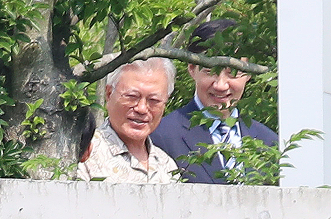 조국 조국혁신당 혁신정책연구원장이 민정수석 시절 함께했던 동료들과 함께 문재인 전 대통령을 예방했다. 사진은 24일 경남 양산시 하북면 평산마을 문재인 전 대통령 사저를 방문한 조 원장(오른쪽)의 모습. /사진=뉴스1