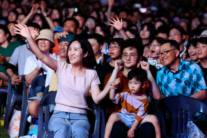 지난 23일 새솔동 수노을중앙공원에서 개최한 서부권 권역별 콘서트 '한여름 밤 시간여행 콘서트'에서 관객들이 즐거운 시간을 보내고 있다. /사진제공=화성특례시