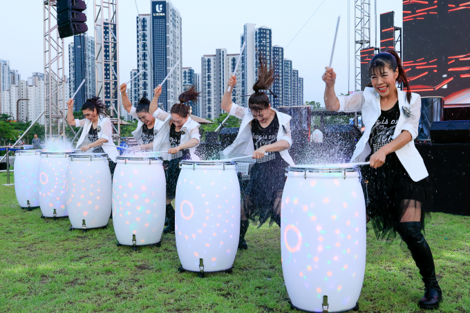 지난 23일 새솔동 수노을중앙공원에서 개최한 서부권 권역별 콘서트 '한여름 밤 시간여행 콘서트'에서 파워스화성 난타의 신명 나는 퍼포먼스를 선보이고 있다. /사진제공=화성특례시