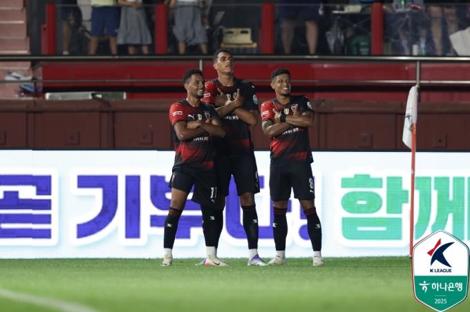 포항 스틸러스의 외국인 삼총사 오베르단, 조르지, 주닝요(오른쪽부터) (한국프로축구연맹 제공)