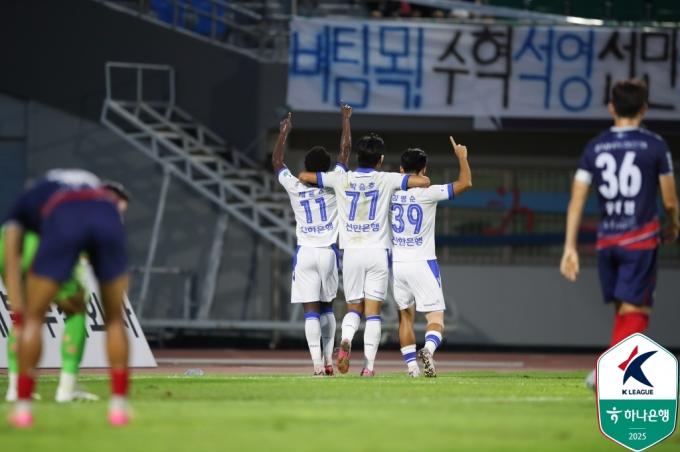 K리그2 선두를 질주하는 인천 유나이티드. (한국프로축구연맹 제공)