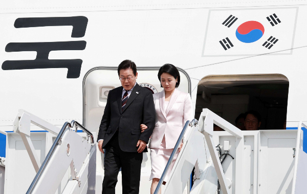 한미 정상회담을 위해 방미길에 오른 이재명 대통령이 미국 워싱턴 D.C에 도착했다. 사진은 한미 정상회담을 위해 미국을 방문한 이재명 대통령과 김혜경 여사가 지난 24일(현지 시간) 워싱턴DC 앤드루스 공군기지에 도착해 공군 1호기에서 내리는 모습. /사진=뉴시스
