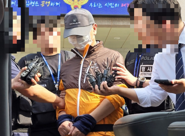 인천 송도국제도시 아파트에서 사제 총기로 아들을 살해한 60대 남성이 거액의 생활비가 끊기자 망상에 빠져 범행을 저지른 것으로 조사됐다. 사진은 인천 송도국제도시에서 사제총기로 아들을 살해한 혐의 등으로 경찰에 구속된 60대 남성이 검찰에 송치되는 모습. /사진=뉴시스