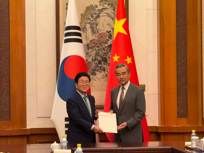 대통령 특사단이 중국 베이징 댜오위타이 국빈관에서 왕이 중국 외사판공실 주임 겸 외교부장과 만나 이재명 대통령의 친서를 전달했다. 사진은 지난 24일 중국 베이징에 입국한 특사단장인 박병석 전 국회의장(왼쪽)이 왕 부장에게 친서를 전달하는 모습. /사진=뉴시스(공동취재단) 