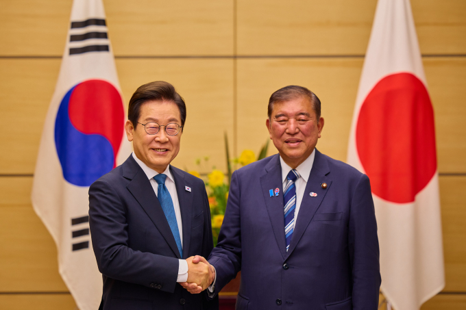 이시바 시게루 일본 총리가 이재명 대통령과의 정상회담에서 도널드 트럼프 미국 대통령 대면 경험을 공유하며 한일 협력을 강조했다는 보도가 나왔다. 사진은 이 대통령(왼쪽)과 이시바 총리가 지난 23일 일본 도쿄 총리 관저에서 한일 소인수 정상회담 기념촬영을 하는 모습. /사진=뉴시스(공동취재) 
