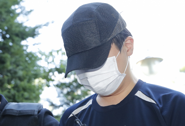 변사 사건 현장에서 사망자가 착용하고 있던 20돈짜리 금목걸이를 훔친 30대 검시 조사관이 구속을 면했다. 사진은 변사 현장에서 금목걸이를 훔친 혐의를 받는 30대 검시 조사관이 구속 전 피의자 심문(영장실질심사)을 받기 위해 인천 미추홀구 인천지방법원에 출석한 모습. /사진=뉴시스