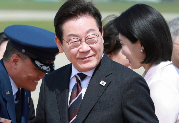 이재명 대통령의 국정수행에 대해 '잘한다'는 긍정 평가가 51.4%로 나타났다. 사진은 이재명 대통령이 한미정상회담을 위해 미국 워싱턴DC 앤드루스 공군기지에 도착한 모습. /사진=뉴시스