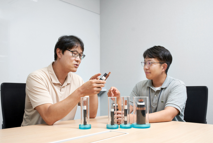 LS전선 직원들이 국내 최초로 개발한 AC·DC 겸용 PP 케이블에 대해 논의하고 있다. /사진=LS전선